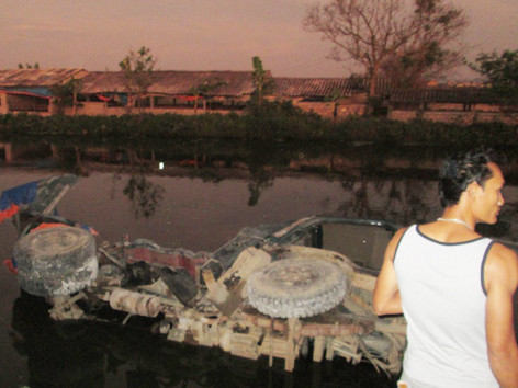 Tàu hỏa đâm ô tô bay xuống ruộng