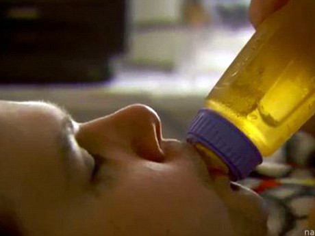 30 tuổi vẫn nằm cũi, bú bình