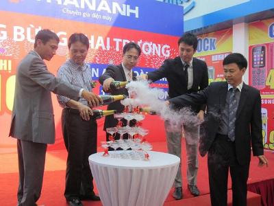 Siêu thị điện máy khai trương đông khách mùa mua sắm