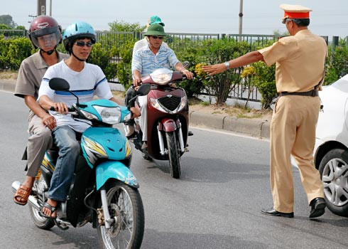 Nghiêm cấm CSGT ‘vẫy xe’, xem giấy tờ, rồi cho đi