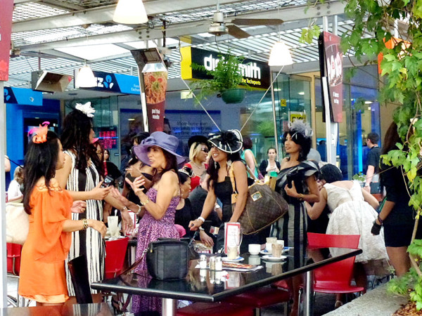 Tụ tập xem đua ngựa hay xem nhau. Ảnh: L.T.Q