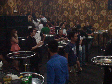 Hàng trăm cảnh sát đột kích quán bar lúc nửa đêm