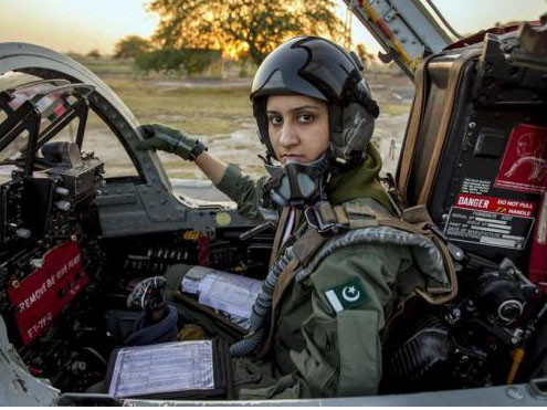 Vẻ đẹp của nữ phi công hàng đầu Pakistan