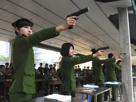 Ngày 8-3, đột nhập ngắm bóng hồng... luyện súng