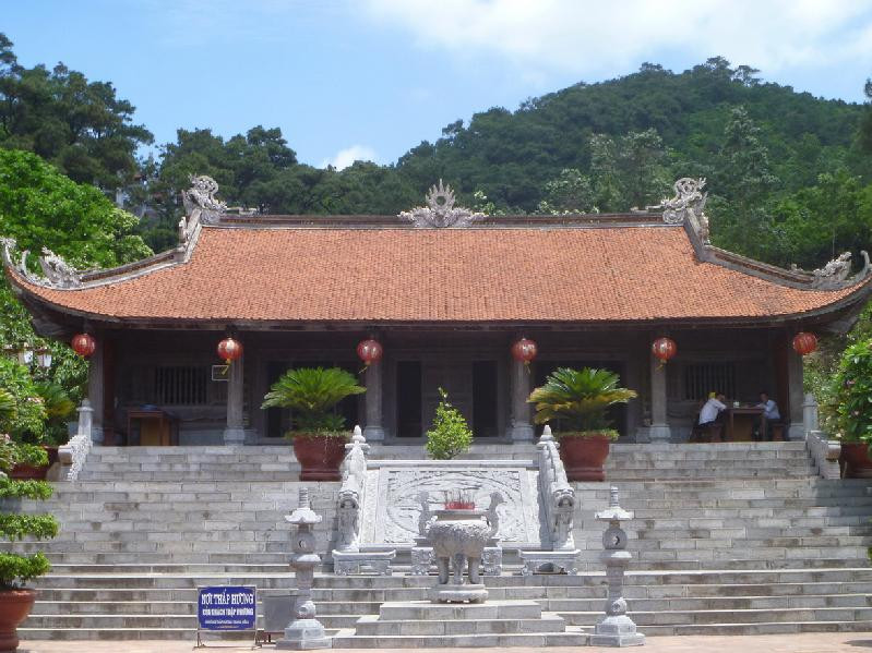 Lên Côn Sơn ngẫm chuyện cụ Ức Trai