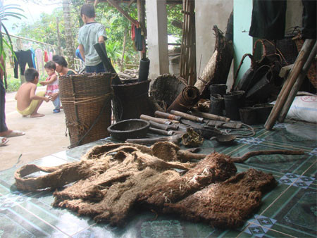 Cận cảnh đồ dùng tự tạo của cha con ‘người rừng’