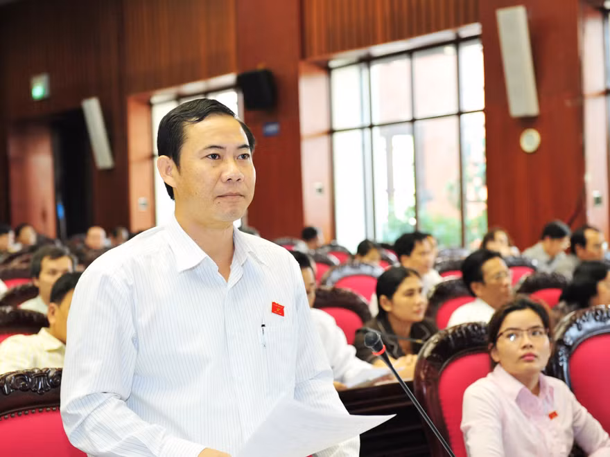 ĐB Nguyễn Thái Học ( Phú Yên) phát biểu ý kiến. Ảnh Hồng Vĩnh