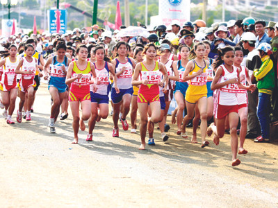 Các vận động viên nữ trên đường chạy Ảnh: Hồng Vĩnh