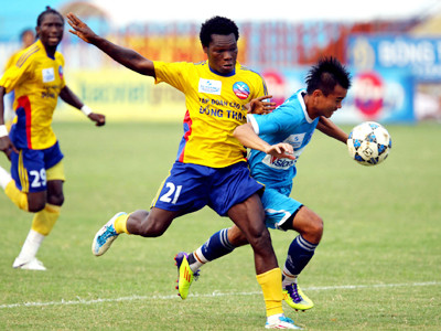 Văn Quyến ghi bàn, SLNA bứt phá