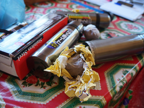 Bên trong bình nước có gói bột bọc kín