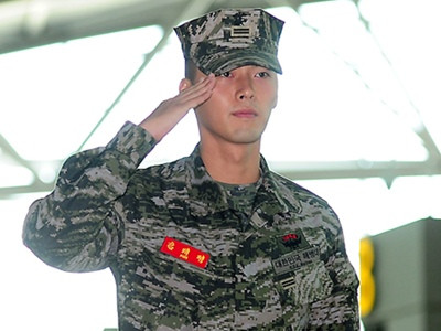 Người hâm mộ đón chào Hyun Bin ngày xuất ngũ