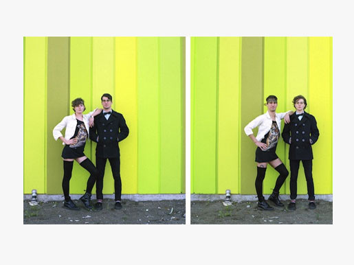 Cặp đôi hoán đổi áo quần trước ống kính