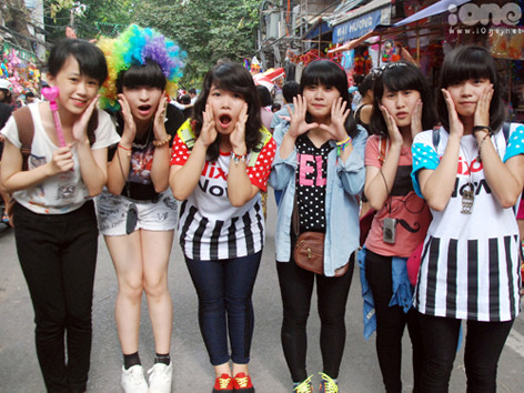 Hot teen xinh xắn đại náo phố Trung thu