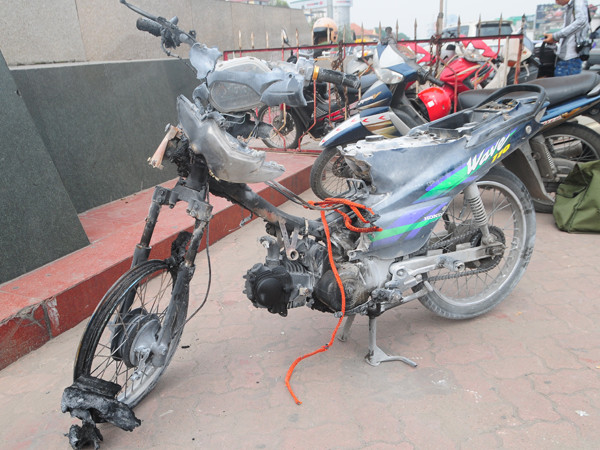 Phần đầu chiếc xe bị lửa thiêu rụi. Ảnh: Tuấn Nguyễn