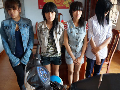 Nhóm nữ sinh vác dao tới trường chém bạn