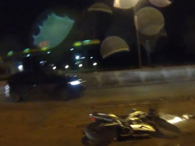 Motor trượt ngã trên đường đất