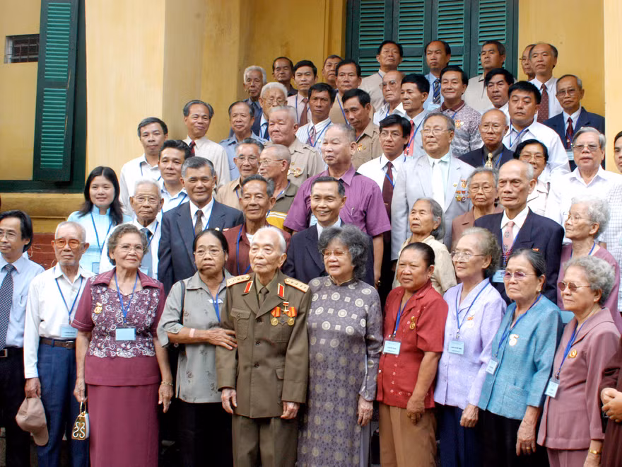 Đại tướng và phu nhân chụp ảnh lưu niệm ngày ông tròn 95 tuổi tại nhà riêng. Ảnh: Phạm Yên
