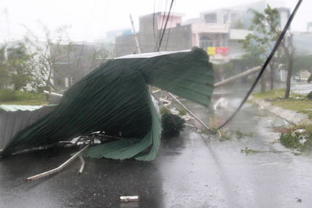 Bão dữ càn quét Đà Nẵng, đường phố tan hoang