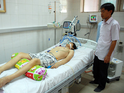 Bệnh nhân chắp tay van lạy bác sỹ