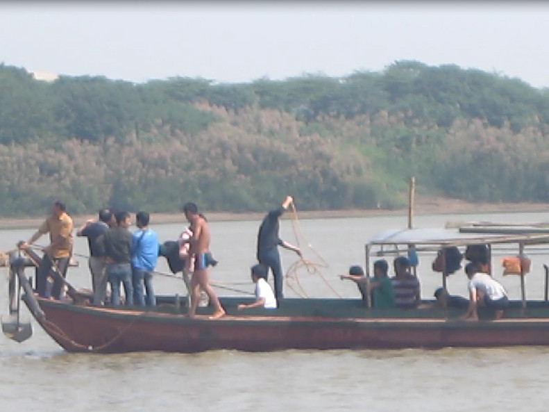 Clip: Gia đình, thợ lặn nỗ lực tìm nạn nhân bị bác sĩ vứt xác