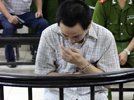 Kẻ ném vợ xuống sông nhận án tử