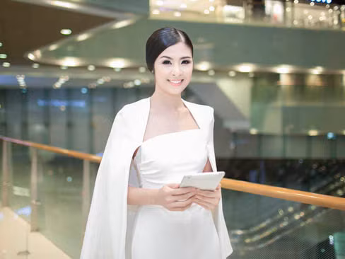 Ngọc Hân biến hóa cá tính với jumpsuit trắng muốt