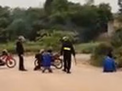 Hình ảnh thanh các thanh niên quỳ dưới chân cảnh sát cơ động.