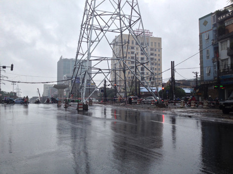 Cột điện “mọc” giữa đường