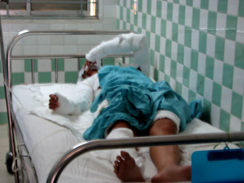 Bị tạt hóa chất, một người chết ba người bị thương