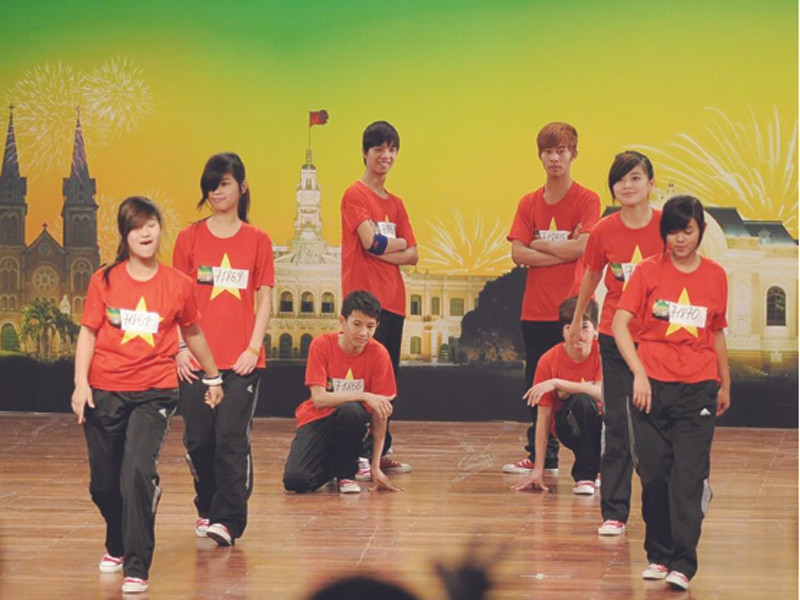 Các vũ công Energy (Nghị lực) nhảy hip-hop mà không hề nghe thấy nhạc. Ảnh: Tony Le