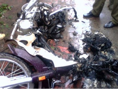 Chiếc xe Dream sau khi xảy ra vụ nổ. Ảnh: VFJ