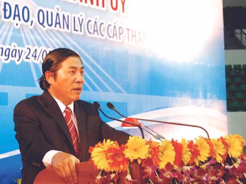 Bí thư Thành ủy Đà Nẵng Nguyễn Bá Thanh tại cuộc đối thoại. Ảnh: Nam Cường