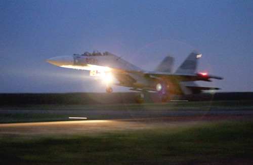 “Hổ mang chúa” bay đêm trên bầu trời phương Nam