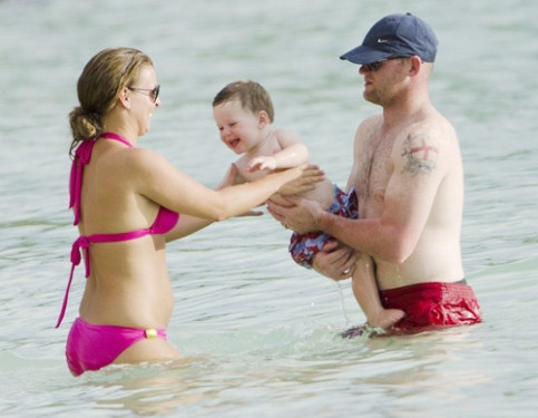 Vợ Rooney diện bikini hồng