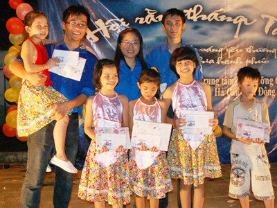 Trẻ mồ côi vui mừng phá cỗ đêm hội trăng Rằm