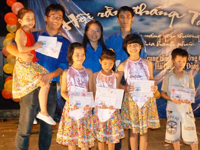 Trẻ mồ côi vui mừng phá cỗ đêm hội trăng Rằm