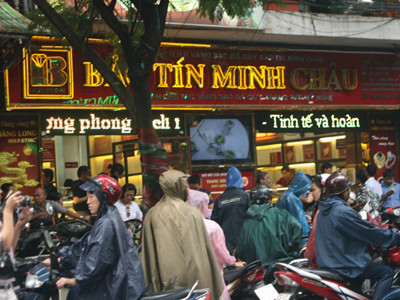 Nhiều người đội mưa đi mua vàng