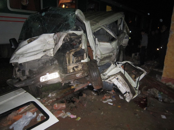 Tàu đâm bẹp ô tô