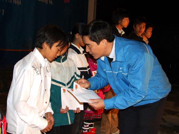 Chăm lo cho trẻ em nghèo là một trong những hoạt động được Đoàn quan tâm