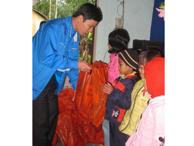 Tặng quà Tết cho trẻ em vùng cao