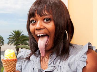 Cô gái có lưỡi dài kỷ lục, gần 10 cm