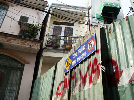 Sống trong sợ hãi tại dãy nhà dọa sập giữa Sài thành