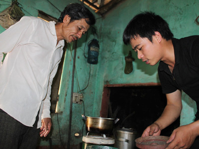 Ngọc (phải) đến tận nhà hướng dẫn người dân dùng bếp Ảnh: H.L