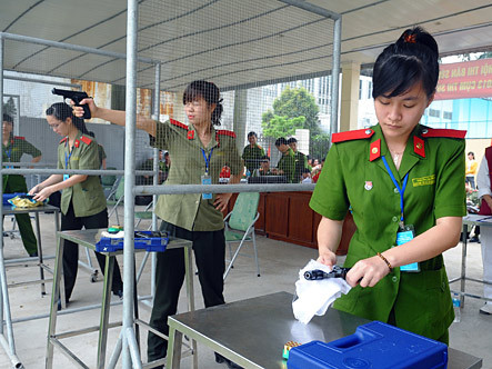 Nữ sinh cảnh sát thi tài bắn súng