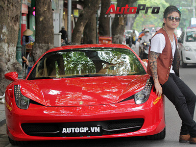 Bất ngờ gặpTuấn Hưng lái Ferrari 458 Italia trên phố