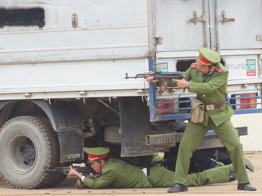 Trấn áp biểu tình gây rối, tiêu diệt cướp có vũ khí