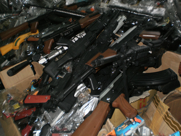 Thu giữ 1.346 súng nhựa kiểu AK47 bắn đạn bi không rõ nguồn gốc