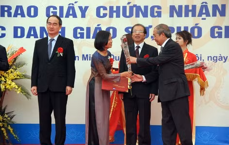 Các nữ Giáo sư và Phó giáo sư nhận danh hiệu năm 2010