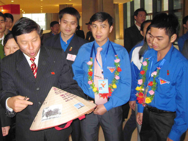 Ngọc Duyến (thứ 2 từ phải qua)