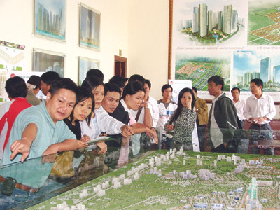 Ngày càng nhiều người dân tìm đến các sàn giao dịch. Ảnh: Minh Tuấn